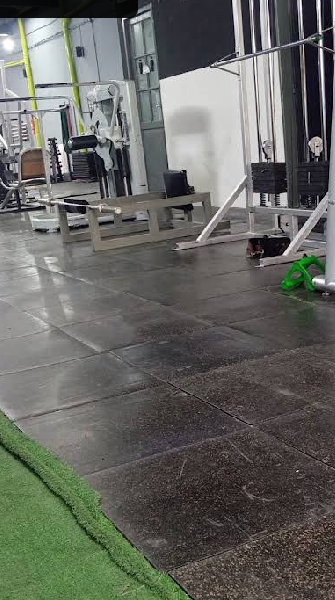 Instalaciones de Go Gym Villa Urquiza con jaulas de potencia y sala de musculación industrial
