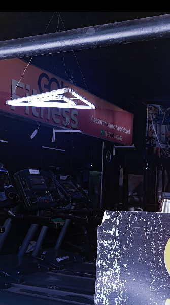 Sala Principal de Musculación de Go Gym Villa Urquiza con rack de mancuernas e iluminación industrial