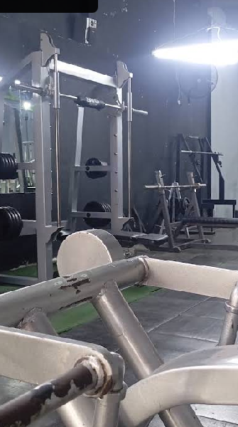 Zona de Sentadillas y Fuerza Funcional con jaulas olímpicas
